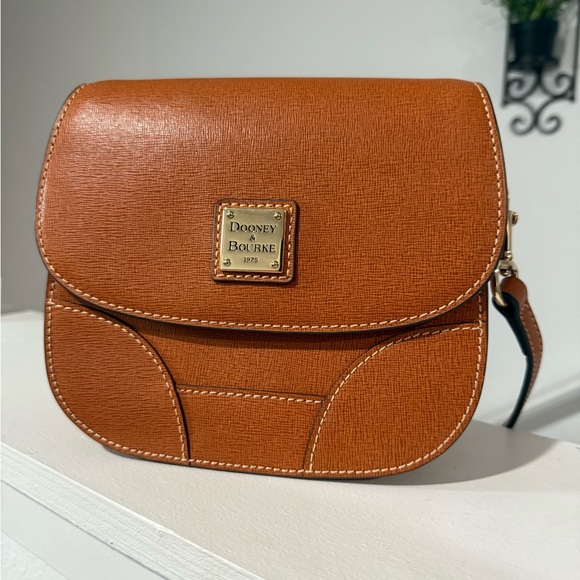 Dooney & Bourke Tan Leather Crossbody Bag with Gold Hardware - Picture 4 of 8